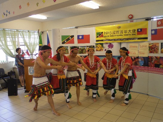 青年大使學生演出阿美族豐年祭樂舞─那魯灣。