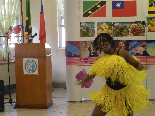 CFBC專科學校學生展現具在地特色之Calypso音樂舞蹈表演。