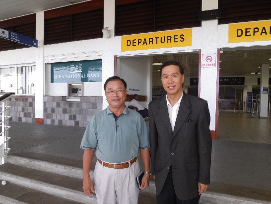 駐館曹大使(前排中)偕同仁在克國國際機場與張