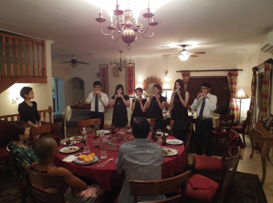青年大使團學生於餐會席間以陶笛演奏傳統樂曲。