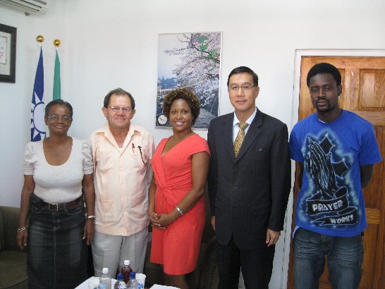 曹大使與2名手工藝家Randy Thomas (右一)、Molly Imelda Byron(左一)、克國文化部次長Sharon Rattan(右三)及手工藝中心主任Austin Weeks(左二)於行前簡報上合影。