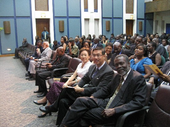 曹大使夫婦於頒獎儀式上與美洲國家組織(Organization of American States-OAS)駐克國代表Starret Greene(右一)合影。