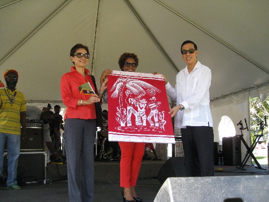 駐館曹大使(右1)接受克國文化部次長Sharon Rattan (右2)頒贈藝術品表揚致力台克兩國文化交流活動。
