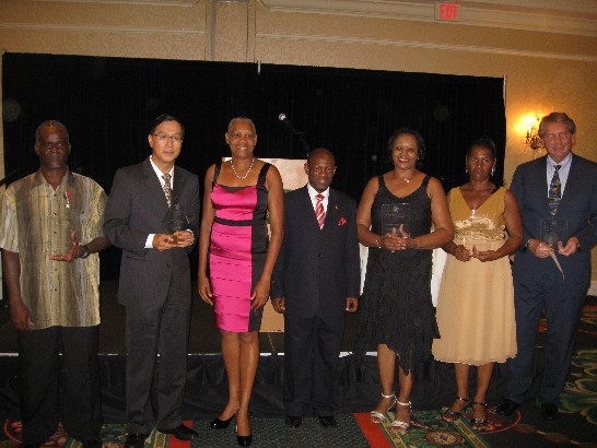 道格拉斯總理偕L部長與駐館曹大使及其他受獎者合影。