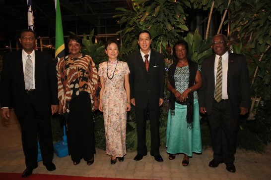 克國前駐臺大使Terence Byron(右1)出席本館國慶酒會。