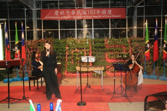 我留美音樂系學生謝弦舫(左)、林豔苓(中)及于佳立(右)前來克國參與本館辦理103年國慶酒會音樂會演出，曲目涵蓋中華民國國歌、台灣民謠及世界知名樂曲獲得與會貴賓熱烈迴響。