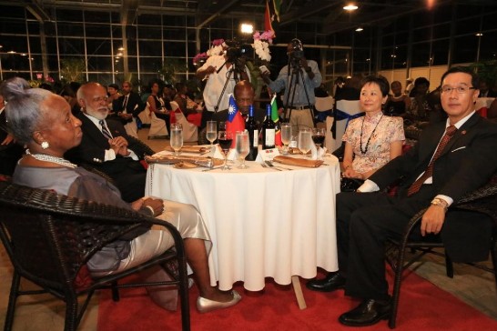 本館曹立傑大使陪同克國羅倫斯總督伉儷(左1、2)及道格拉斯總理(中)欣賞國慶酒會節目。