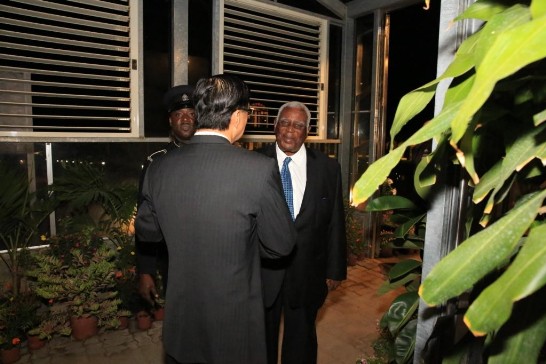 克國前總督Cuthbert Sebastian(右1)出席本館國慶酒會。