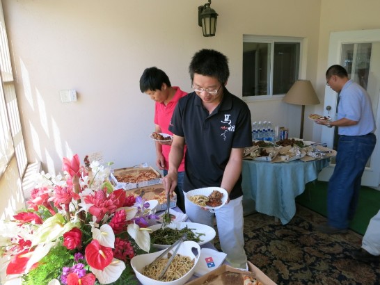 駐館當日以曹大使夫人自備豬腳、炒麵及外送披薩等餐點與旅克台商及留學生共同歡度國慶。