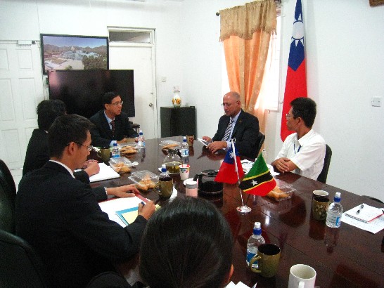 本館曹大使(左三)與克國觀光部長Richard Skerritt 就雙方合作推廣克國觀光等事交換意見。