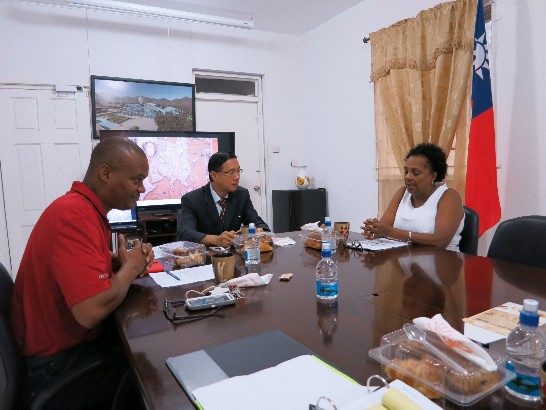 本館曹立傑大使主持為克國青年廳廳長Geoffrey Hanley(左)及性別事務部司長Etsu Bradshaw-Caines(右)分別赴台參加鈞部遠朋班及國合會性別暴力防治政策與實務研習班舉行之行前簡報。