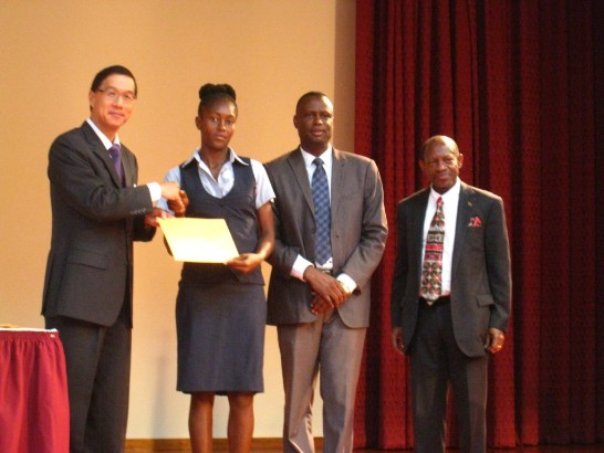 道格拉斯總理、Nigel Carty部長及曹大使獲邀上台頒贈獎學金予15個學校170位受獎生代表。