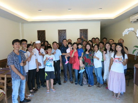 曹大使夫婦偕僑胞、留學生及館團員眷於開幕儀式上合影留念。