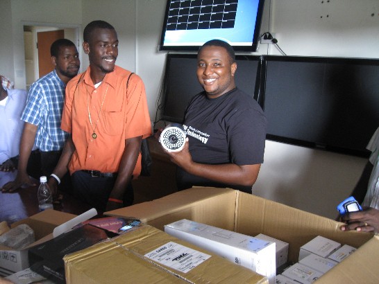 克國警方及技術人員清點監視系統系統攝影機鏡頭等器材。