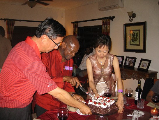 道格拉斯總理在生日晚會切下慶祝61歲生日蛋糕。