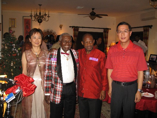 本館曹大使夫婦邀請與道總理同月同日生之民間友人Tosbash先生一起慶生。