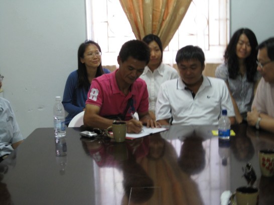 現場與會台商辦理登記入會手續。