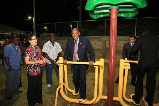 駐館曹大使夫婦陪同克國道格拉斯(Denzil Douglas)總理(中)及國會議長Curtis Martin(右背對者)體驗公園內健身器材。