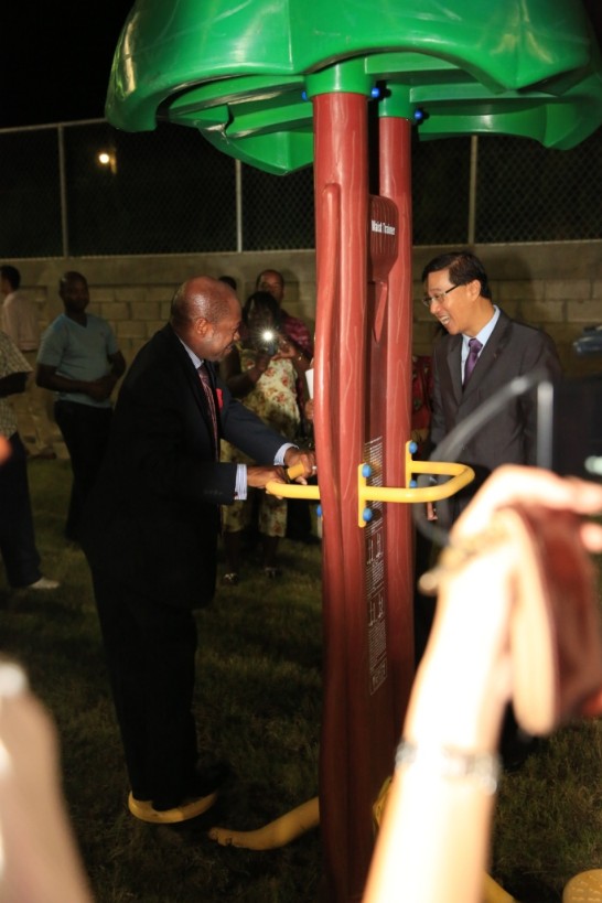 駐館曹大使陪同克國道格拉斯(Denzil Douglas)總理(左)體驗公園內健身器材，一旁媒體及民眾爭相拍照。
