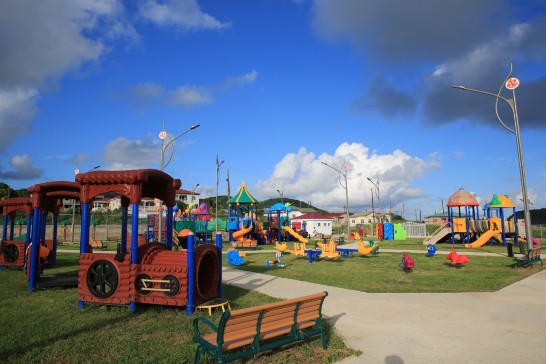 台克兩國合作首都New Road親子公園完工一景:適合各年齡層遊具、節能照明、綠地景觀及座椅。