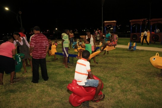 社區家長及孩童於開幕式後進入首都親子公園沉浸在親子互動時光。