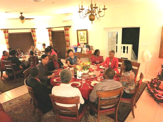 道格拉斯總理及幕僚與本館同仁在晚會上共同享用台灣美食。