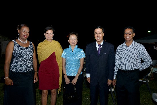 曹大使夫婦與西印度群島大學(UWI)分校校長Sarah Owen(左二)、克國教育部次長Ionie-Willet(左一)等合影。