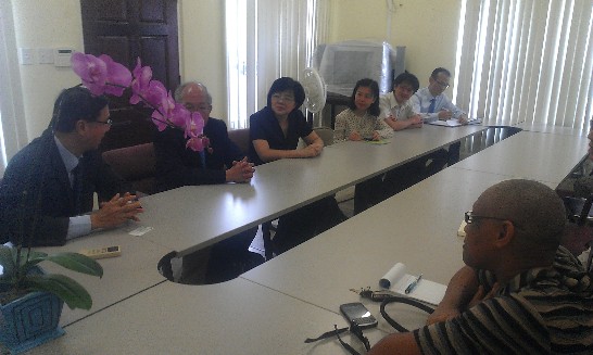 台克ICT合作計畫醫療資訊系統(HIS)建置委辦團隊壢新醫院許副院長詩典(左二)、凌網科技馬經理宜信等與曹大使及克國文化衛生部長Marcella Liburd就HIS相關事項交換意見。