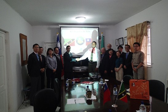 台克ICT協定醫院資訊系統(HIS)計畫啟動儀式:曹大使與克國科技部長Glenn Phillip及相關人員合影。