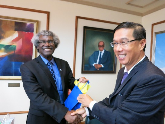 V總裁致贈曹大使及本館同仁該行紀念禮品。