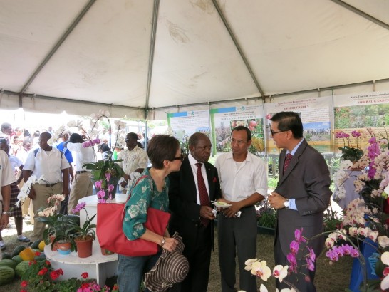 駐館曹大使引導道格拉斯總理參訪我新觀光農場計畫攤位