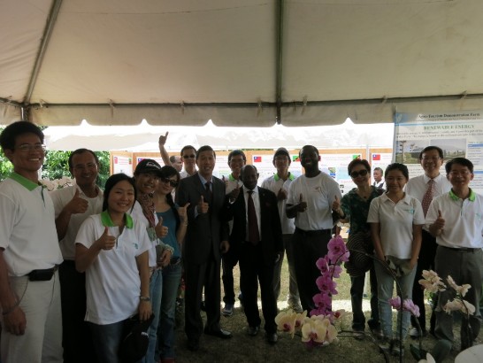 曹大使夫婦偕駐館同仁與道格拉斯總理合影