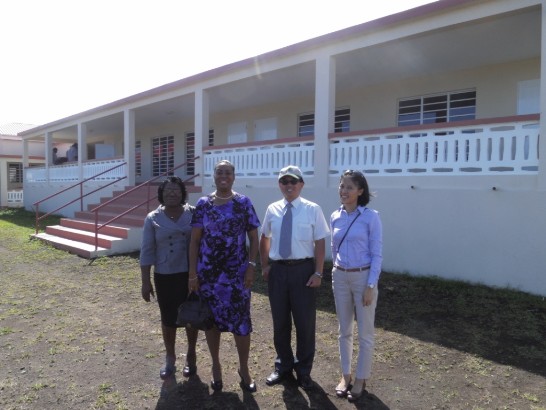 克國教育部次長Ionie Willett(左二)與駐館同仁等於聖保羅育幼中心前合影。