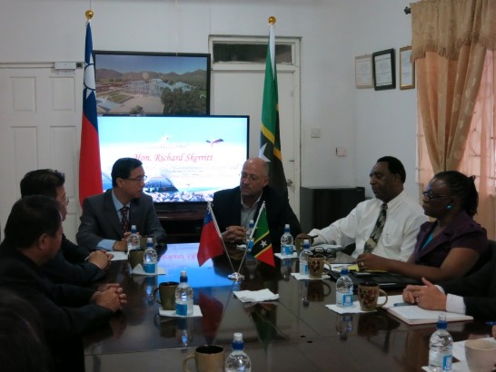 克國工商貿易部長Richard Skerritt(右3))與曹大使(左2)及我商投資考察團就克國投資環境交換意見(二)。