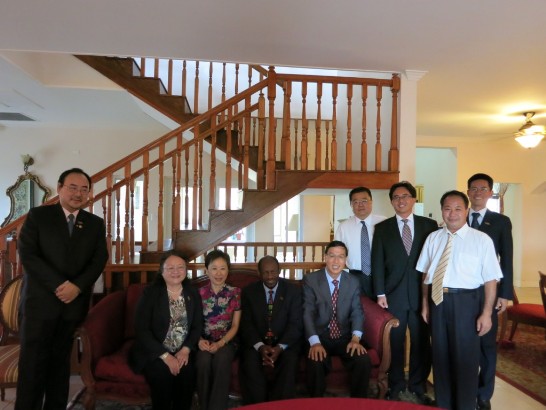 克國道格拉斯(Denzil Douglas)總理與我商投資考察團合影。