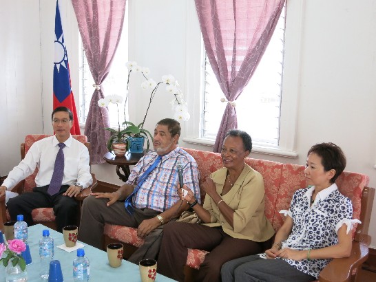 克國副總督Eustace John伉儷與駐館同仁分享工作經歷及生活哲學。