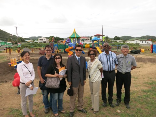 駐館曹大使邀集克國文化部次長Sharon Rattan及克方本案協調人Peter Jenkins與駐館同仁等前往克國首都親子公園勘察施工進展。