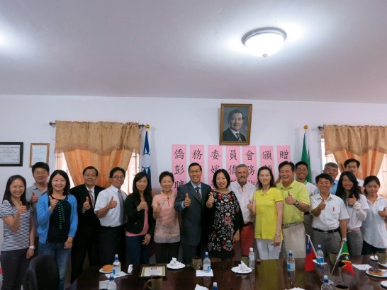 曹大使夫婦偕駐館員眷與彭顧問夫婦及伊友人合影留念。