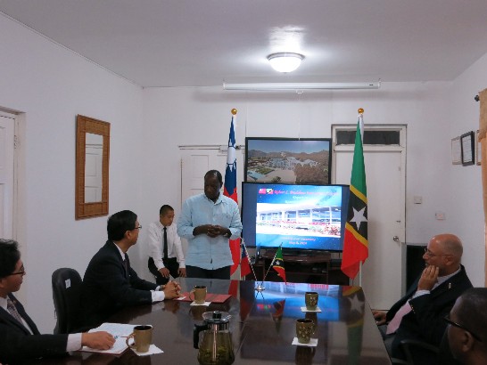 內閣秘書長Joseph Edmeade(站立)代表道格拉斯(Denzil Douglas)總理出席並感謝我政府援建美意。