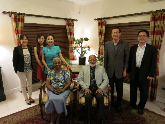 曹大使夫婦款宴羅倫斯總督伉儷。