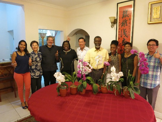 駐館曹大使夫婦(左2、中)與美洲國家組織及各國駐克國大使合影。