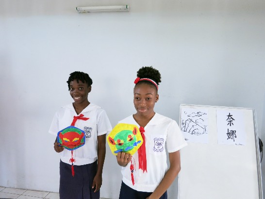 學生Stephanie Smithen及Wayne Nisbett展示劍獅飾品彩繪作品。