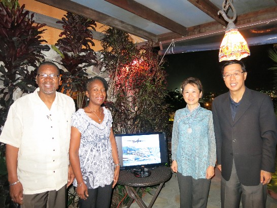 曹大使夫婦與行將應邀訪華之克國海空港局局長Jonathan Bass夫婦於行前簡報合影。