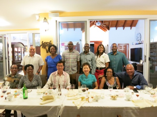 曹大使夫婦與克國工商總會Damion Hobson會長夫婦(後排左2及左3)、前會長暨TDC集團總裁Michael Morton夫婦(前排右1及右2)、副會長暨克國製造工會理事長Jose Rosa(後排左1)、該會前任會長暨Lime電信集團總裁David Lake夫婦(後排右2及右3)、該會秘書長Calvin Cable夫婦(前排左1及左2)、克國餐飲協會會長Nick Menon(後排右1)等克國工商企業界重要領袖共同合影留念。