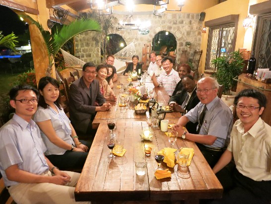 駐館曹立傑大使夫婦本(7)月21日晚邀請前來克國分別執行資通訊計畫(ICT)所轄醫院資訊電子化(HIS)、Warner Park體育場保全監視系統及Frigate Bay觀光大道LED節能路燈等援建案之我商壢新醫院許副院長詩典乙行、iView科技公司林總經理榮志及宣德能源黃經理思樺等三組團隊與克國內閣秘書長Joseph Edmeade夫婦工作餐敘，說明上述各計畫執行情形及願景，雙方誠摯交換意見且互動氣氛熱絡。