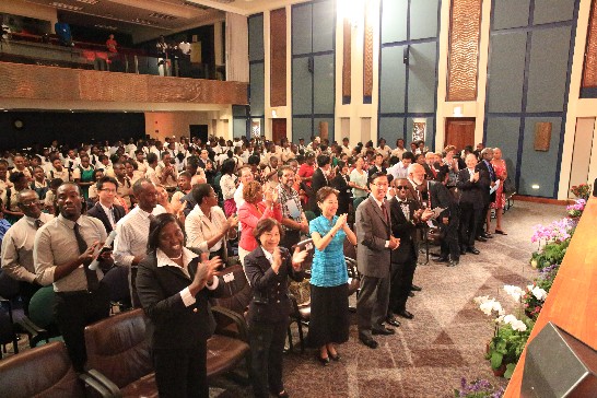 訪團演出結束獲得在場觀眾一致賀彩並起立鼓掌。