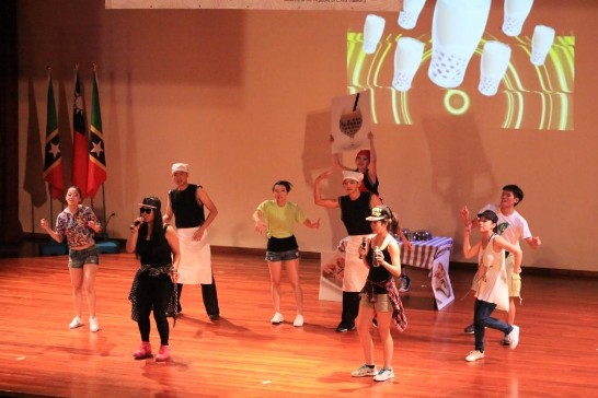 青年大使演出一景。