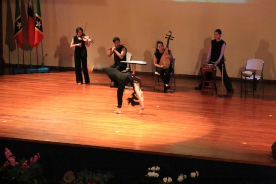 青年大使演出一景。