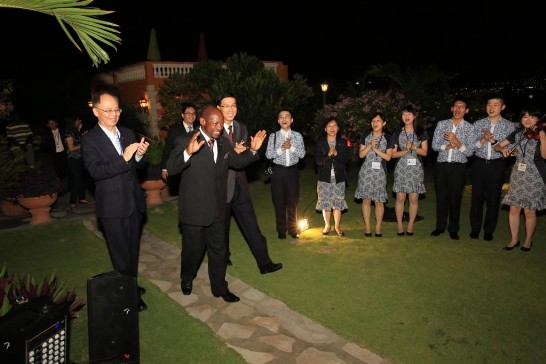 克國道格拉斯總理出席歡迎青年大使晚宴受到我青年大使學生熱烈歡迎。