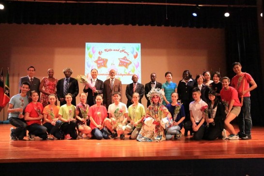 青年大使團與演出結束後與克國羅倫斯總督、道格拉斯總理等政要合影。